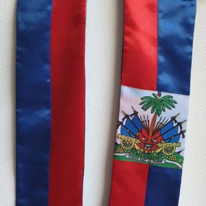 1.1Etole drapeau Haïti, banderole drapeau Haïti, écharpe drapeau Haïti également représentée sur veste. Vêtement unisexe.. Tissu satin. Dimension 1,85m sur 24cm.