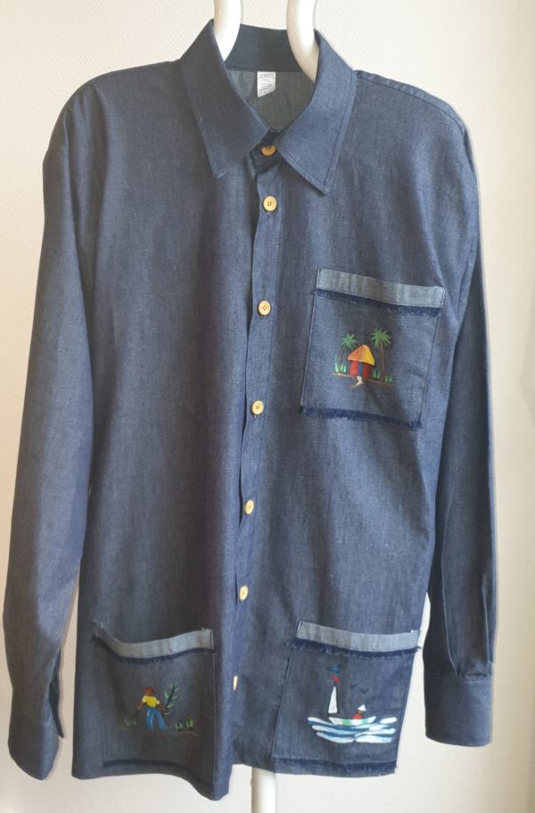 Chemise haïtienne en carabela sur une tenue traditionnelle . Trois poches. Manches longues. Peint à la main. Couleur bleue marine. XL 79.95€