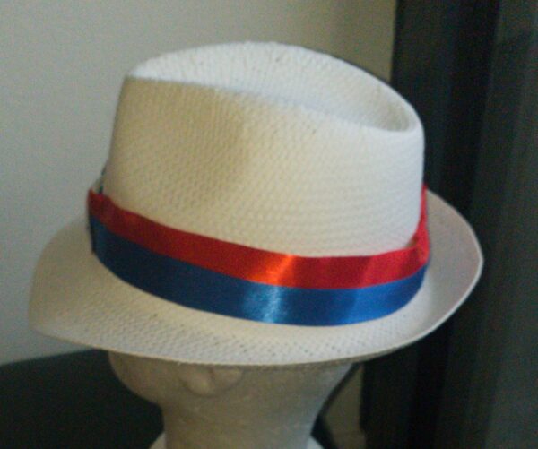 Chapeau de paille naturelle tout de blanc made in Italy. Drapeau Haïti front of. Réducteur de taille intégré offert par la maison.