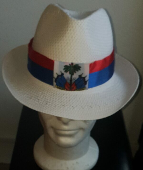 Chapeau de paille naturelle tout de blanc made in Italy. Drapeau Haïti front of. Réducteur de taille intégré offert par la maison.