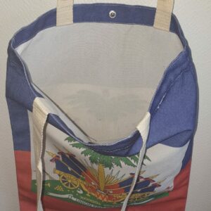 79.1Sac drapeau Haïti. Tissu résistant intérieur blanc. Matière pur coton. Fermeture à pression au centre de la bordure. Confectionné à Paris par Anjero Création. 19.95€