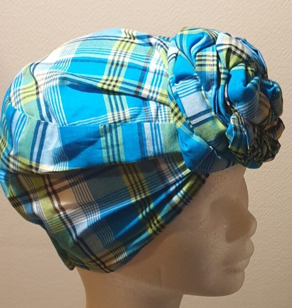 Chapeau turban pleine tête et réglable. Fleurs bleues cousues nouées et prêt à porter. Tissu Madras. Création artisanale ANJERO. Fabriqué en France.