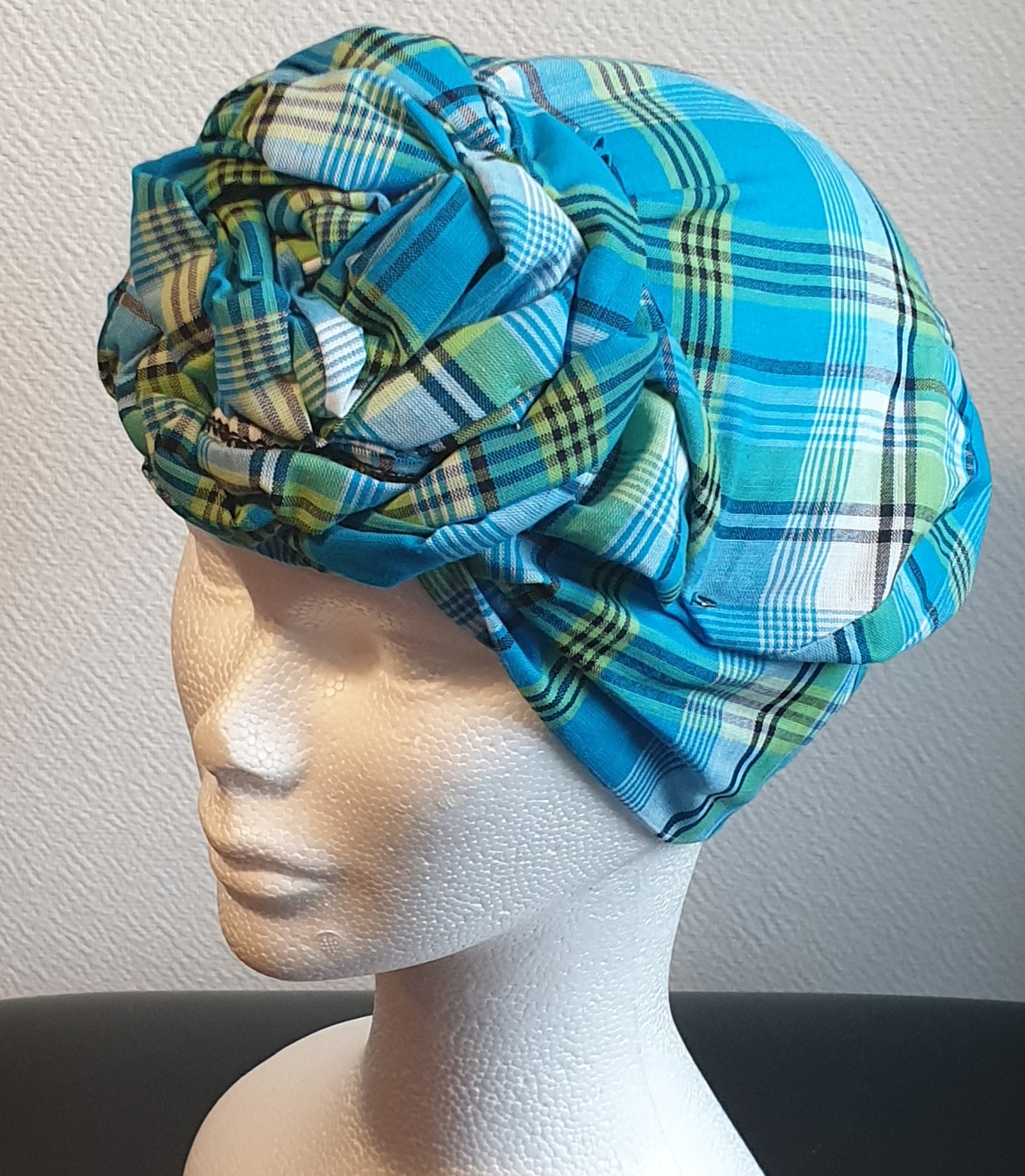 Chapeau turban pleine tête et réglable. Fleurs bleues cousues nouées et prêt à porter. Tissu Madras. Création artisanale ANJERO. Fabriqué en France.