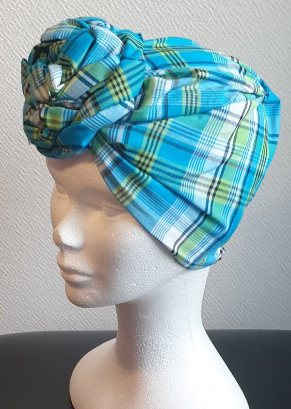 Chapeau turban pleine tête et réglable. Fleurs bleues cousues nouées et prêt à porter. Tissu Madras. Création artisanale ANJERO. Fabriqué en France.