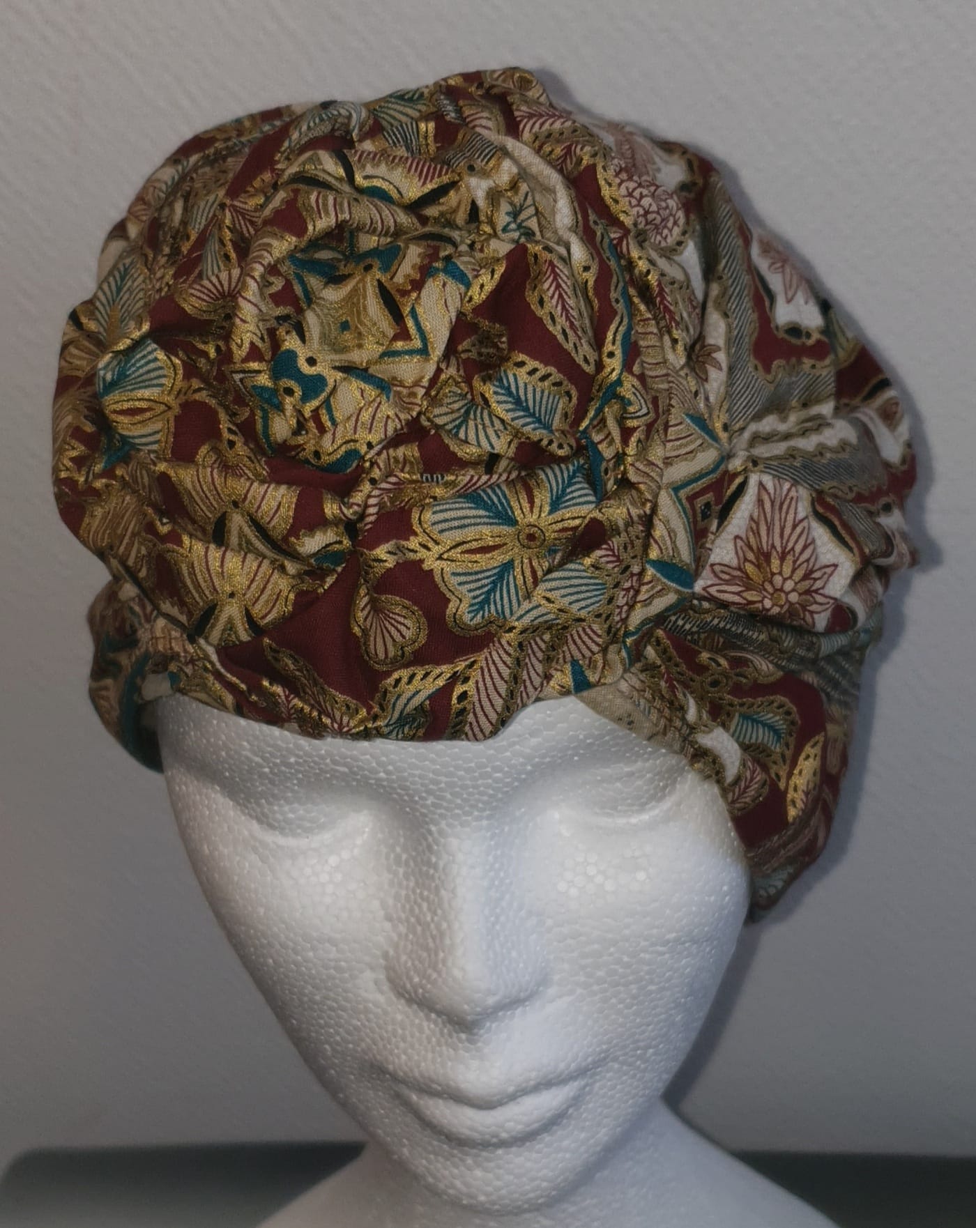 Chapeau turban pleine tête et réglable. Fleurs bleues cousues nouées et prêt à porter. Tissu Madras. Création artisanale ANJERO. Fabriqué en France.