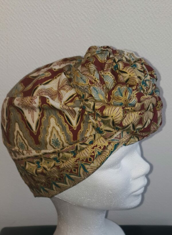 Chapeau turban pleine tête et réglable. Fleurs bleues cousues nouées et prêt à porter. Tissu Madras. Création artisanale ANJERO. Fabriqué en France.