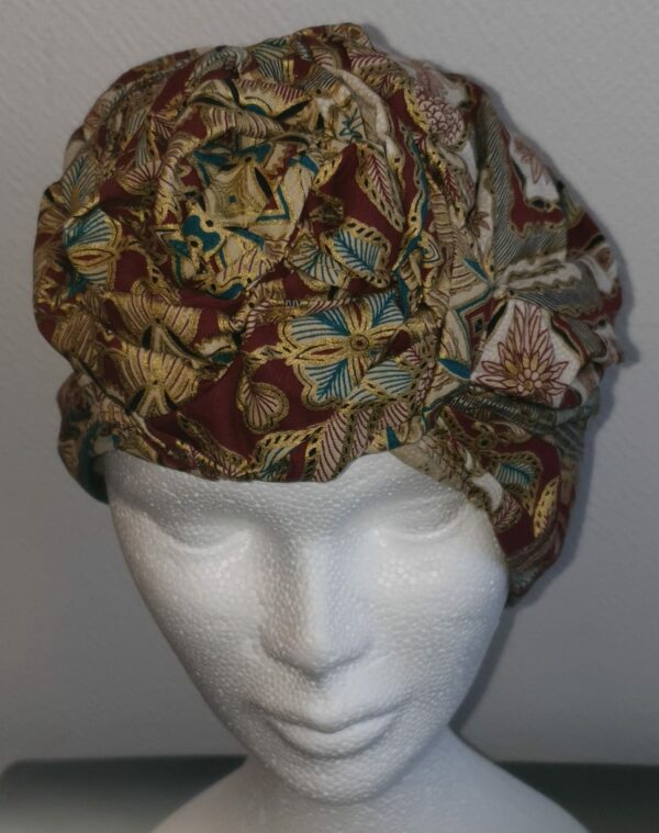 Chapeau turban pleine tête et réglable. Fleurs bleues cousues nouées et prêt à porter. Tissu Madras. Création artisanale ANJERO. Fabriqué en France.