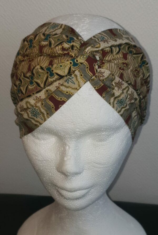 Chapeau turban pleine tête et réglable. Fleurs bleues cousues nouées et prêt à porter. Tissu Madras. Création artisanale ANJERO. Fabriqué en France.