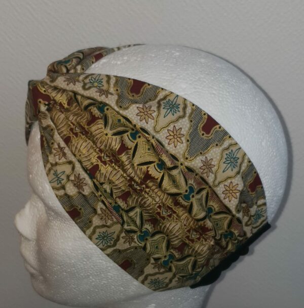 Chapeau turban pleine tête et réglable. Fleurs bleues cousues nouées et prêt à porter. Tissu Madras. Création artisanale ANJERO. Fabriqué en France.