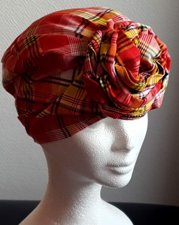 15.1Chapeau turban pleine tête et réglable. Fleurs oranges cousues nouées et prêt à porter. Tissu Madras. Création artisanale ANJERO. Fabriqué en France. Taille uni 37,95€