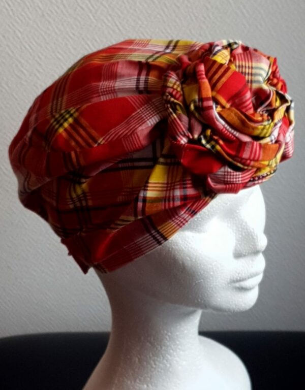 Chapeau turban pleine tête et réglable. Fleurs oranges cousues nouées et prêt à porter. Tissu Madras. Création artisanale ANJERO.