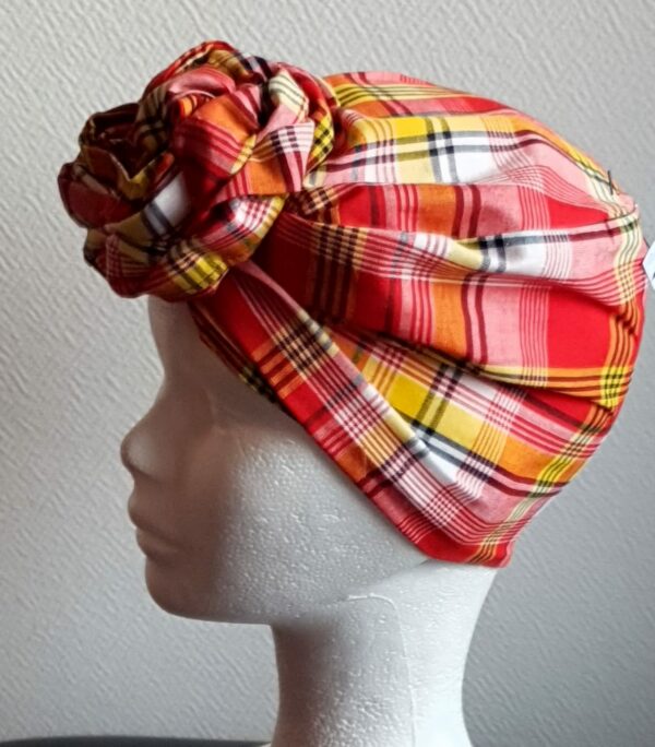 Chapeau turban pleine tête et réglable. Fleurs oranges cousues nouées et prêt à porter. Tissu Madras. Création artisanale ANJERO.