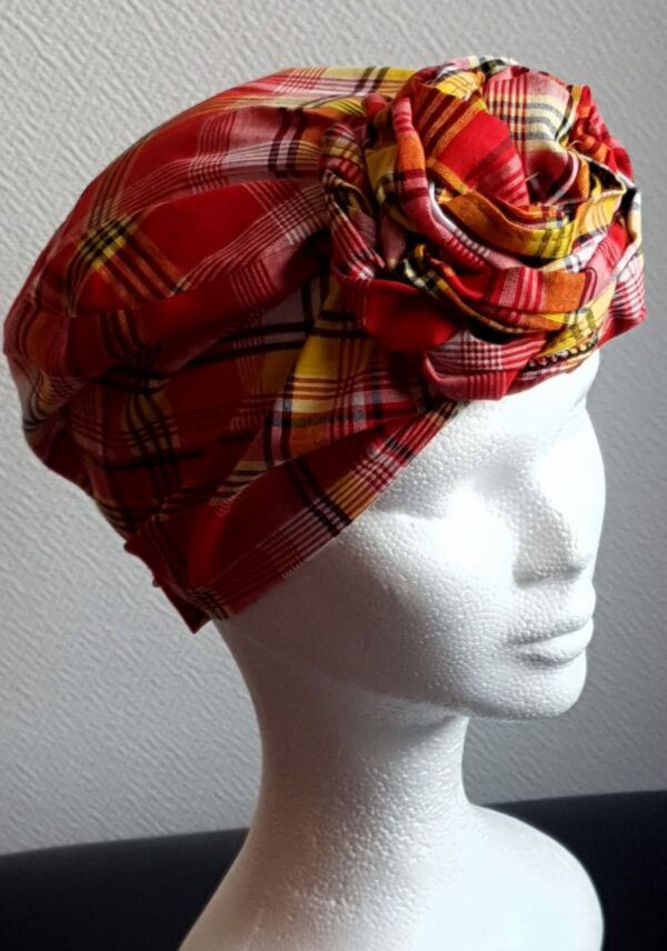 Chapeau turban pleine tête et réglable. Fleurs oranges cousues nouées et prêt à porter. Tissu Madras. Création artisanale ANJERO.