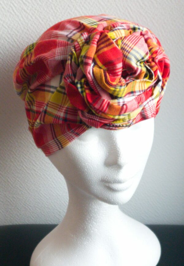 Chapeau turban pleine tête et réglable. Fleurs oranges cousues nouées et prêt à porter. Tissu Madras. Création artisanale ANJERO.