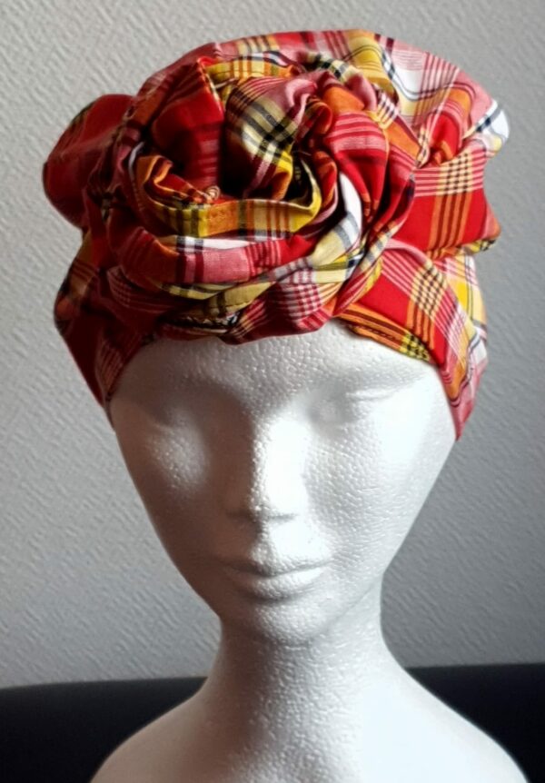 Chapeau turban pleine tête et réglable. Fleurs oranges cousues nouées et prêt à porter. Tissu Madras. Création artisanale ANJERO.