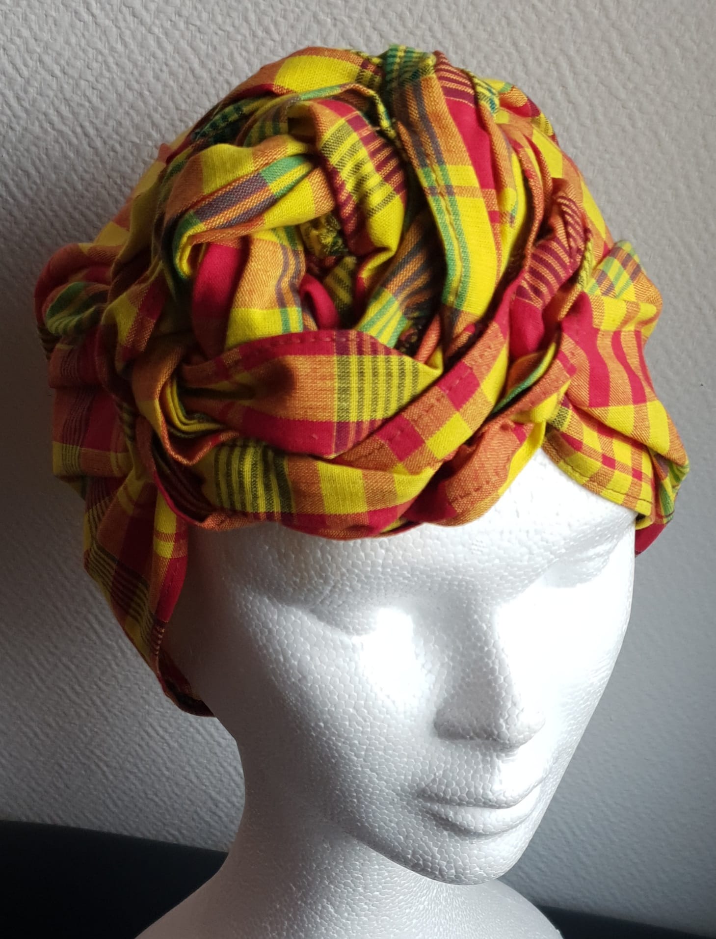 Chapeau turban pleine tête et réglable. Fleurs jaunes cousues nouées et prêt à porter. Tissu Madras. Création artisanale ANJERO. Fabriqué en France