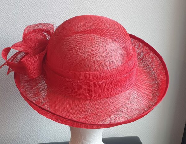 Chapeau de cérémonie large bord de couleur rouge 100% SINAMAY. Les réglages de ce couvre-chef se réalisent soigneusement à l'intérieur par cordon de serrage.