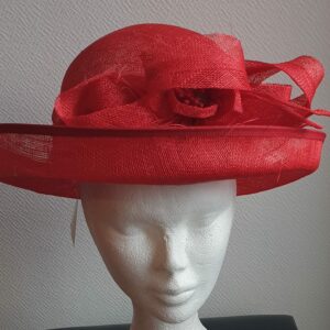 Chapeau de cérémonie de couleur rouge 100% SINAMAY. Les réglages de ce couvre-chef se réalisent soigneusement à l'intérieur par cordon de serrage. Taille modulable. 69,95€