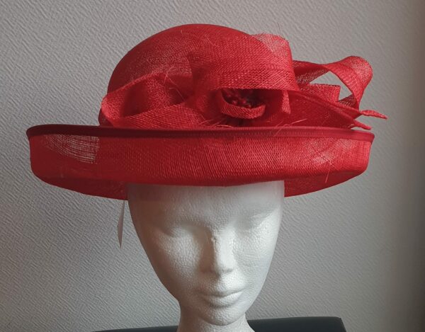 Chapeau de cérémonie de couleur rouge 100% SINAMAY. Les réglages de ce couvre-chef se réalisent soigneusement à l'intérieur par cordon de serrage. Taille modulable. 69,95€