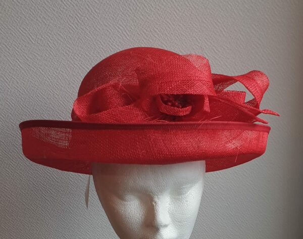 Chapeau de cérémonie large bord de couleur rouge 100% SINAMAY. Les réglages de ce couvre-chef se réalisent soigneusement à l'intérieur par cordon de serrage.