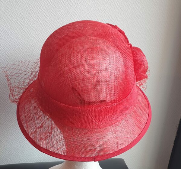 Chapeau de cérémonie de couleur rouge SINAMAY. Les réglages de ce couvre-chef se réalisent soigneusement à l'intérieur par cordon de serrage.