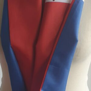 82.1Foulard écharpe en polyester réversible et unisexe orné du drapeau Haïti sur l'ensemble de la confection. Dimension : 1,50m/23cm. Prix : 19.95€