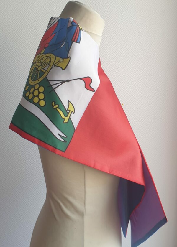 Foulard écharpe en polyester réversible et unisexe orné du drapeau Haïti sur l'ensemble de la confection.