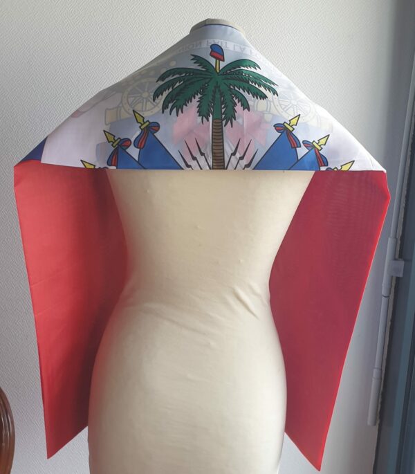 Foulard écharpe en polyester réversible et unisexe orné du drapeau Haïti sur l'ensemble de la confection.