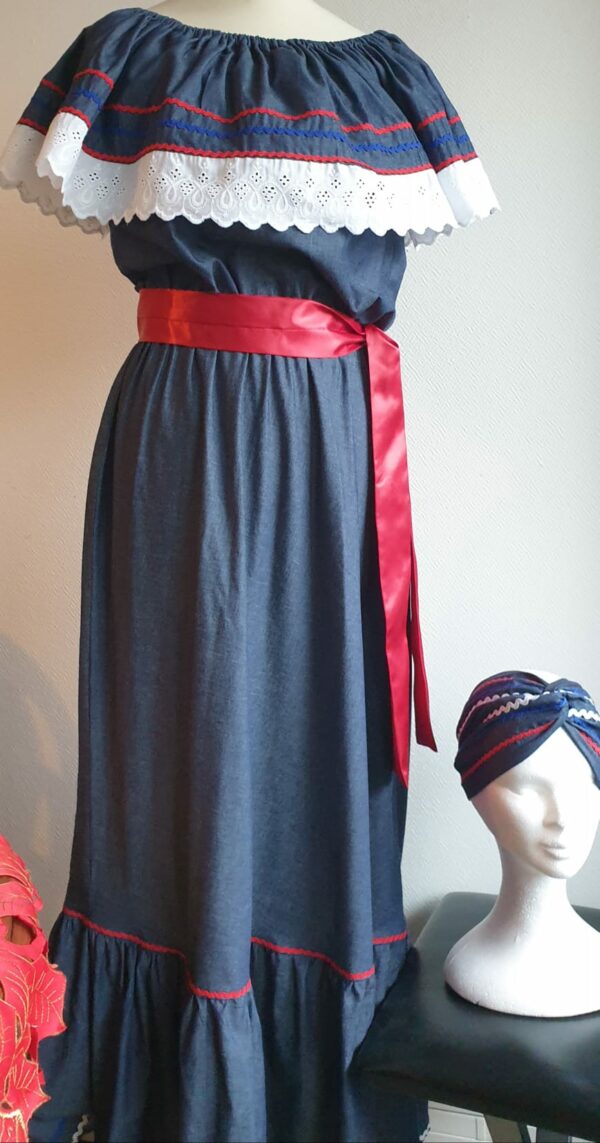 Robe carabela haïtienne longue, de couleur bleue marine. Elastique à la taille.