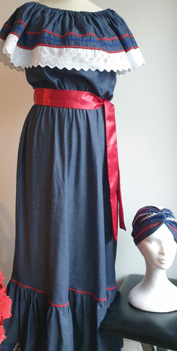 Robe carabela haïtienne longue, de couleur bleue marine. Elastique à la taille.