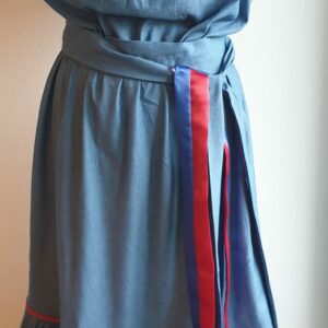 86.1Robe carabela haïtienne bleue clair sur tenue traditionnelle. 2ceintures fournies. Elastique à la taille. Taille : S,M,L,XL,XXL. Prix : 119.95€