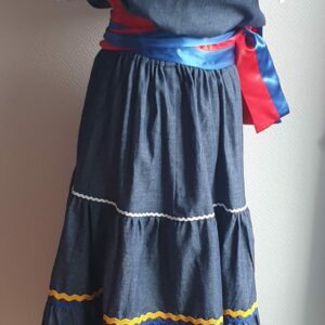 87.1Ensemble carabela haïtien bleu marine sur une tenue traditionnelle et livré avec 2 ceintures Confectionné en France. Taille : S,M,L,XL,XXL. Prix : 209€