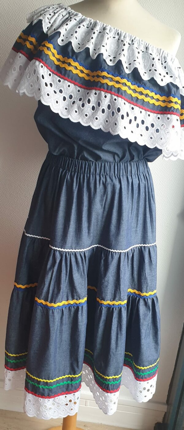 Ensemble carabela haïtien bleu marine sur une tenue traditionnelle et livré avec 2 ceintures.