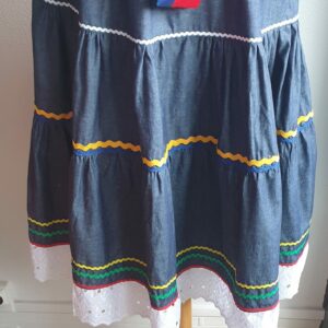 Robe carabela haïtienne bleue marine sur une tenue traditionnelle et livré avec 2 ceintures. Confectionné en France. Taille : S,M,L,XL,XXL. Prix : 209€