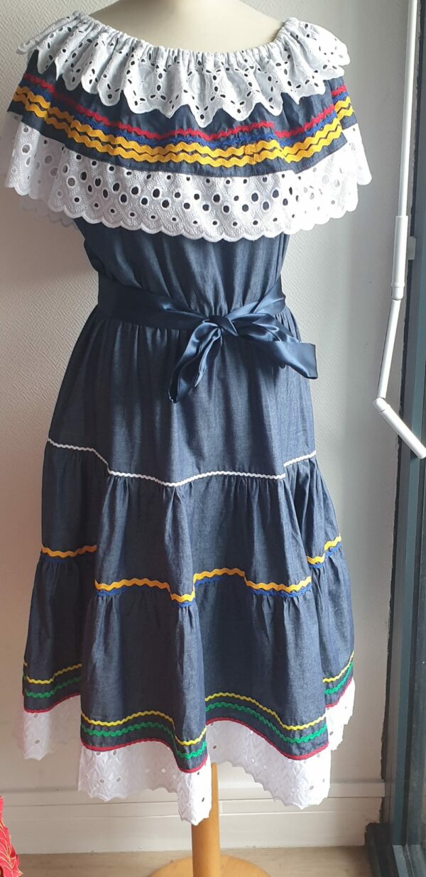 Robe carabela haïtienne bleue marine sur une tenue traditionnelle et livré avec 2 ceintures.