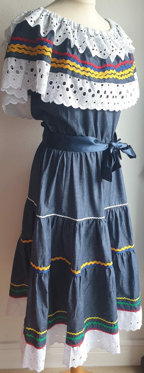 Robe carabela haïtienne bleue marine sur une tenue traditionnelle et livré avec 2 ceintures.