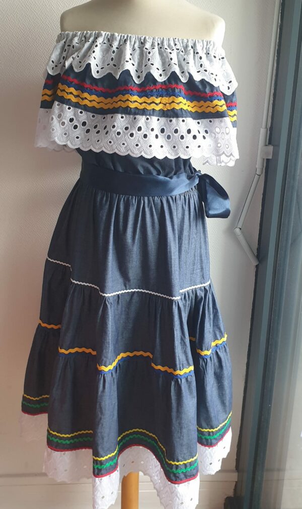 Robe carabela haïtienne bleue marine sur une tenue traditionnelle et livré avec 2 ceintures.