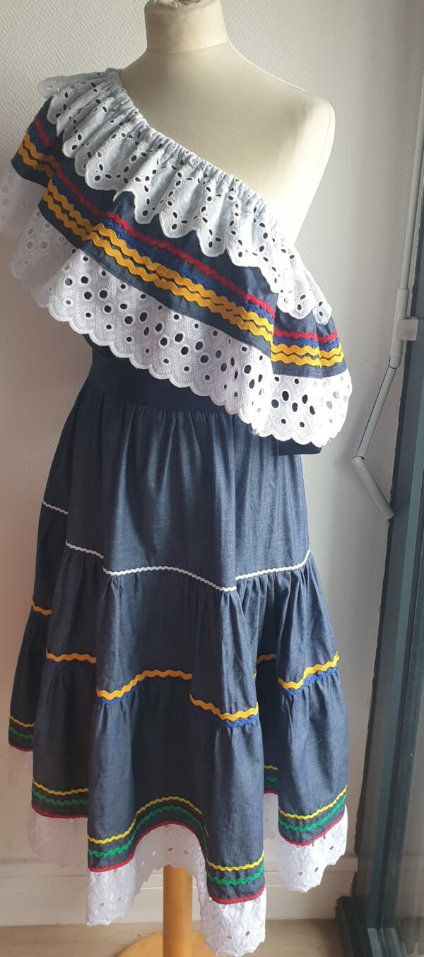 Robe carabela haïtienne bleue marine sur une tenue traditionnelle et livré avec 2 ceintures.