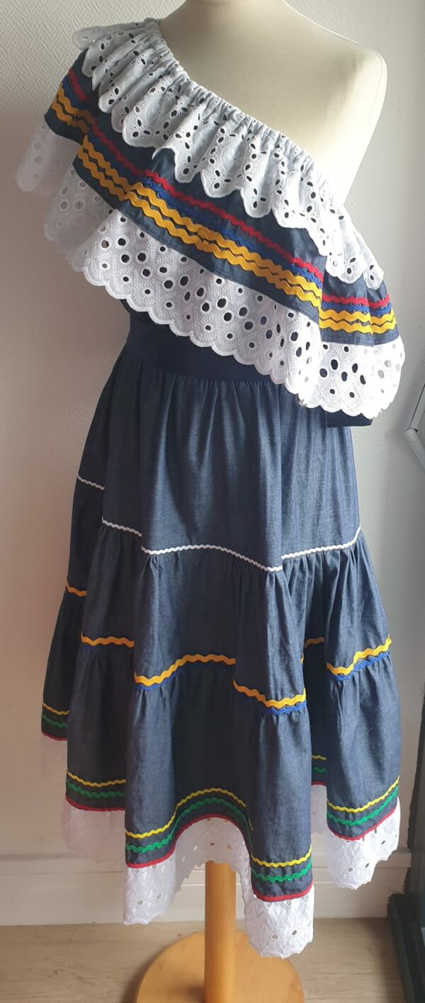 Robe carabela haïtienne bleue marine sur une tenue traditionnelle et livré avec 2 ceintures.