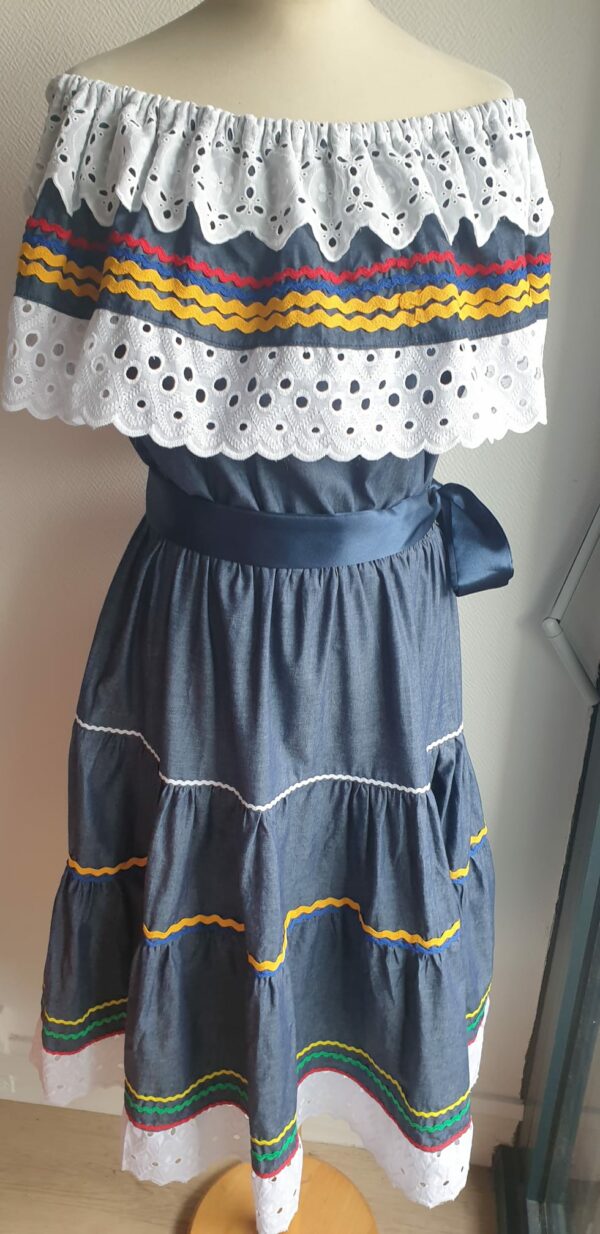 Robe carabela haïtienne bleue marine sur une tenue traditionnelle et livré avec 2 ceintures.