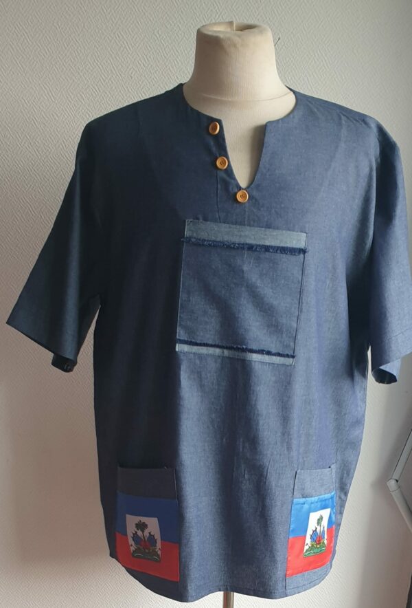 Chemise carabela bleue marine en tenue traditionnelle haïtienne. 2 poches.