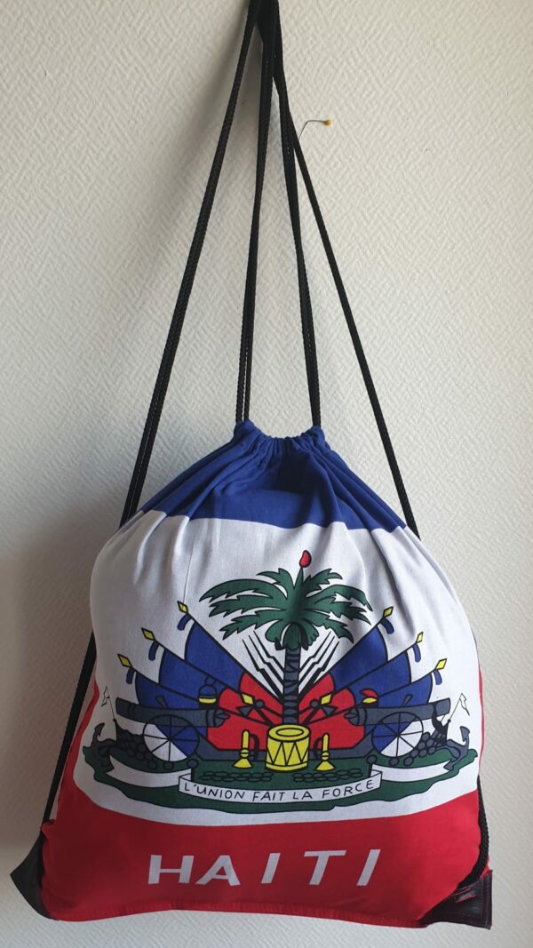 104.1Sac polochon en coton assorti du drapeau Haïti. Dim 35x42cm. Création artisanale par Anjero. Made in Paris. Prix 23,50€