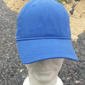 129.1 Casquette base-ball tout en coton de couleur unie en un bleu royal. Réglable à l'arrière par boucle. Prix : 13€