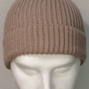 1.1Bonnet d'hivers beige extensible, ajustable et convenant à tous les tours de tête. Ce produit trouve son originalité par une grande douceur et légèreté ressenties dés son porté. Son type de textile se compose pour 49,4% de viscose, 32% de polyester et 18,6% de nylon. Nettoyage 30 degrés maximum. Prix : 12€