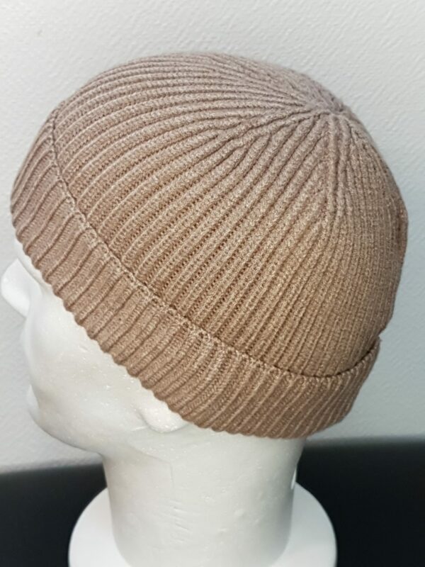 Bonnet d'hivers beige extensible, ajustable et convenant à tous les tours de tête. Ce produit trouve son originalité par une grande douceur et légèreté ressenties dés son porté. Son type de textile se compose pour 49,4% de viscose, 32% de polyester et 18,6% de nylon. Nettoyage 30 degrés maximum. Prix 12€