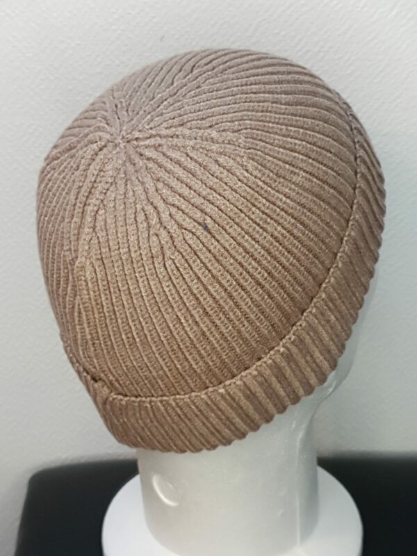 Bonnet d'hivers beige extensible, ajustable et convenant à tous les tours de tête. Ce produit trouve son originalité par une grande douceur et légèreté ressenties dés son porté. Son type de textile se compose pour 49,4% de viscose, 32% de polyester et 18,6% de nylon. Nettoyage 30 degrés maximum. Prix 12€