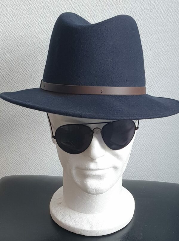 Chapeau feutré laine en bleu cobalt large bord sublimisé par un remarquable petit galon de cuir marron posé à la base de la calotte. Taille :  55 à 60. Confectionné en Italie. Prix : 35.95€.