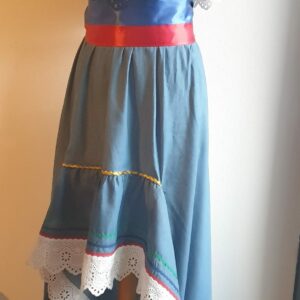 18.1 Robe Carabela cintrée sur fond bleu et sur une tenue traditionnelle haïtienne pour cérémonie, mariage, gala, baptême. Une finition au col de la robe et sur son bas de jupe est brodé en dentelles anglaises. Des serpentines aux quintuples couleurs or, vert, jaune, rouge et blanc; Une ceinture aux couleurs du drapeau haïtien; Un tissu cent pour cent coton; Une souplesse à la taille à laquelle est intégré un élastique sont autant de particularités qui confèrent à la confection toute son originalité. Made in Paris. Créé par Anjero.