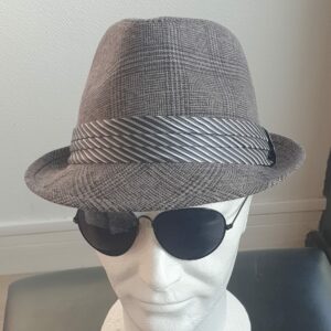 3.1 Chapeau classique Borsalino avec relevé arrière. Modèle petit bord sur ton gris chic et élégant. Sa matière en polycoton assurera un agréable confort. Un ruban décoratif monochrome placé à la base de la calotte ajoute assurément à la l'esthétisme de ce couvre-chef.  Tour de tête 56, 57, 58, 59. Prix 19.95€