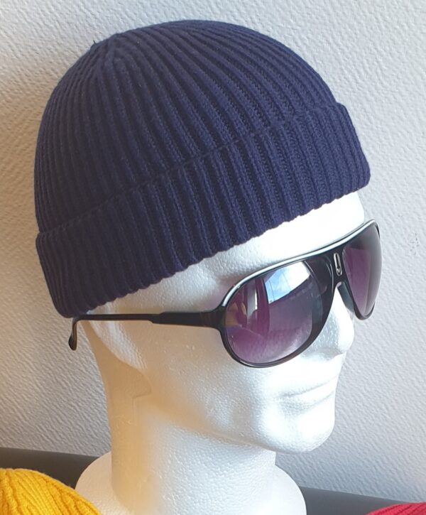 Réf3.1 Bonnet d'hiver bleu cobalt extensible, ajustable et convenant à tous les tours de tête. Ce produit trouve son originalité par une grande douceur et une légèreté ressenties dés son porté. Son type de textile se compose pour 49,4% de viscose, 32% de polyester et 18,6% de nylon. Nettoyage 30 degrés maximum.